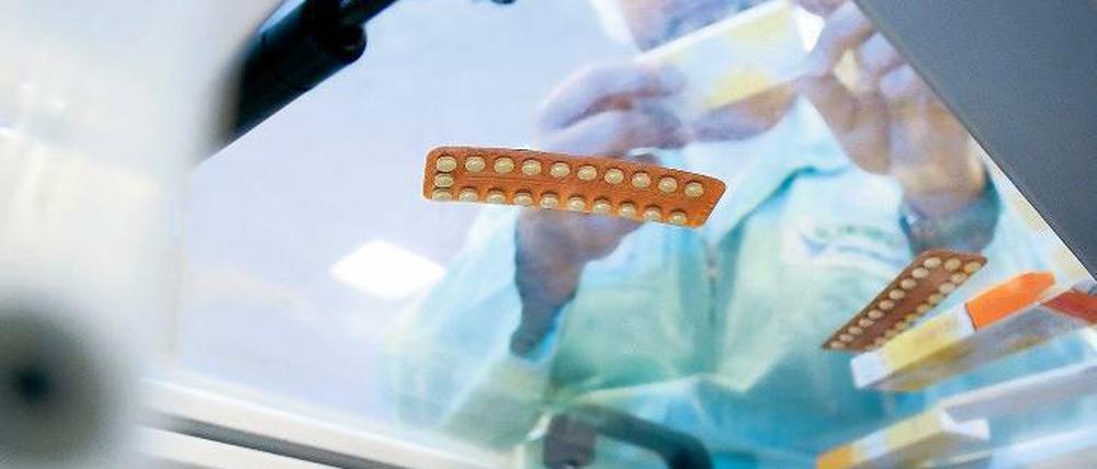 Pillen aus dem Wedding. Im Bayer-Werk in der Müllerstraße im Berliner Norden werden die Antibaby-Pillen verpackt und in mehr als 100 Länder weltweit exportiert. 5000 Mitarbeiter arbeiten an dem ehemaligen Schering-Standort. Foto: picture-alliance/ obs