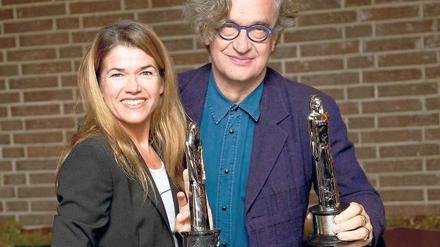 Kleiner als Oscar. Beim Fototermin in der PanAm-Lounge durfte Wim Wenders – gemeinsam mit Anke Engelke – den Filmpreis schon mal zur Probe in die Hand nehmen: Auch sein Dokumentarfilm „Pina“ steht auf der Liste der Nominierungen der European Film Awards, die am Samstagabend im Tempodrom verliehen werden sollten. 