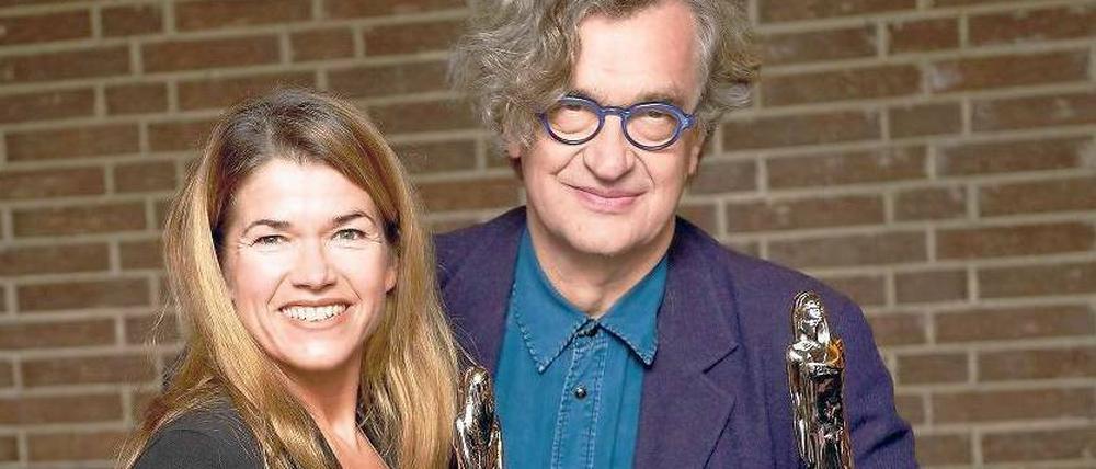 Kleiner als Oscar. Beim Fototermin in der PanAm-Lounge durfte Wim Wenders – gemeinsam mit Anke Engelke – den Filmpreis schon mal zur Probe in die Hand nehmen: Auch sein Dokumentarfilm „Pina“ steht auf der Liste der Nominierungen der European Film Awards, die am Samstagabend im Tempodrom verliehen werden sollten. 