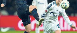 Augen zu und durch. Andreas Ottl (li.) und der Schalker Lewis Holtby. Foto: AFP