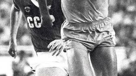 Socrates (v.) 1982 beim WM-Spiel gegen die Sowjetunion.