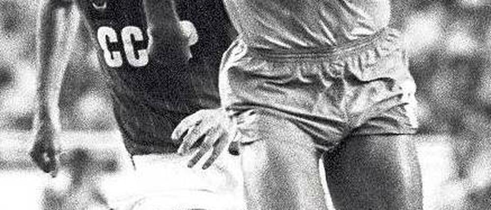 Socrates (v.) 1982 beim WM-Spiel gegen die Sowjetunion.