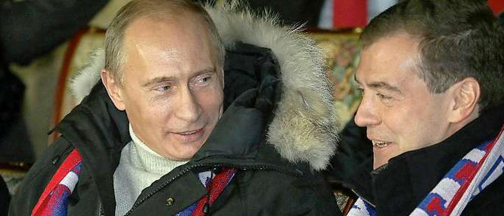 Der russische Premierminister und der russische Präsident Dmitri Medwedew haben ihr Land fest im Griff. Doch die Machtvertikale wankt.