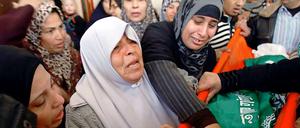 Die Angehörigen trauern um die Opfer des Luftangriffs.