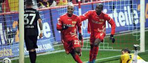 Den entscheidenen Treffer von Silvio (2.v.l.) zum 1:0 konnte auch der ehemalige Herthaner Chris Müller (l.) nicht verhindern.