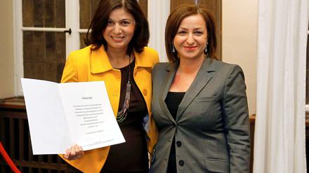 Ausgezeichnet: Buchautorin und Tagesspiegel-Kolumnistin Hatice Akyün (li.) erhielt den Integrationspreis aus den Händen von Integrationssenatorin Dilek Kolat (SPD).