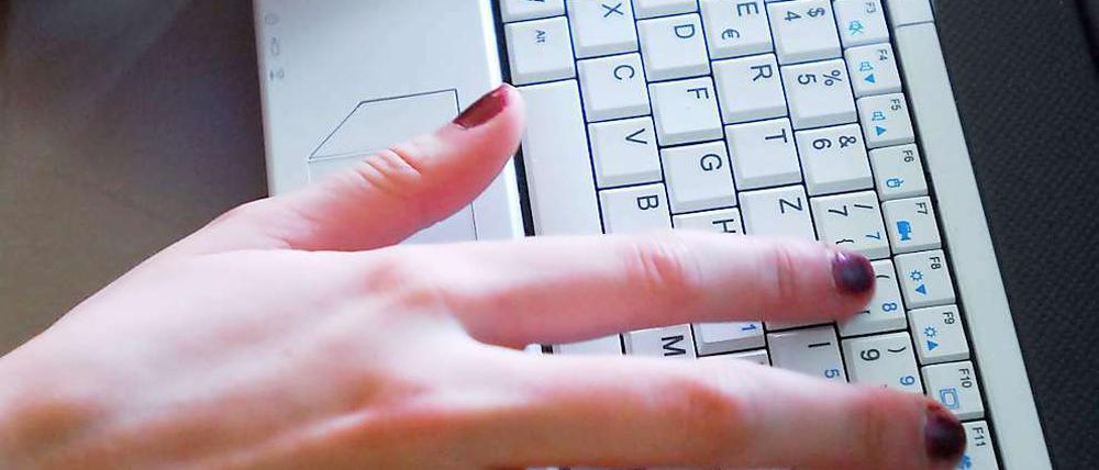 Das sind nicht die Finger von "Frau Freitag". Die Aufnahme entstand im Informatikunterricht einer 7. Klasse in Biesdorf.