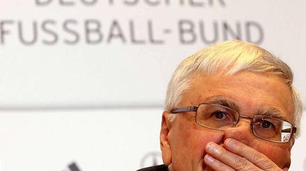 Der Moment war gut gewählt: Kurz nachdem die EM-Vorrundengruppen feststanden, verkündete Theo Zwanziger seinen baldigen Rücktritt als DFB-Chef.