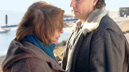 Bei der Suche nach dem Mörder wird Erika Welves (Senta Berger) von Karl Wenzelburger unterstützt. Matthias Brandt bringt mit seiner Rolle viel Wärme in den Film. Foto: WDR