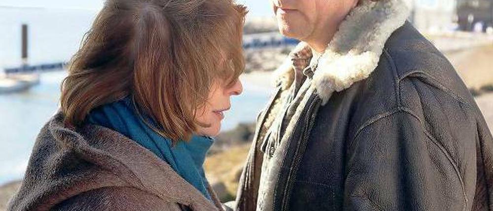 Bei der Suche nach dem Mörder wird Erika Welves (Senta Berger) von Karl Wenzelburger unterstützt. Matthias Brandt bringt mit seiner Rolle viel Wärme in den Film. Foto: WDR