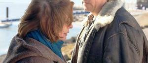 Bei der Suche nach dem Mörder wird Erika Welves (Senta Berger) von Karl Wenzelburger unterstützt. Matthias Brandt bringt mit seiner Rolle viel Wärme in den Film. Foto: WDR