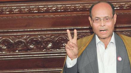 Nach der Vereidigung. Moncef Marzouki mit einem Button zur Erinnerung an den Gemüsehändler Bouazizi.