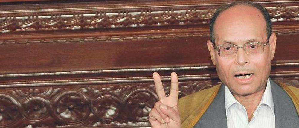 Nach der Vereidigung. Moncef Marzouki mit einem Button zur Erinnerung an den Gemüsehändler Bouazizi.