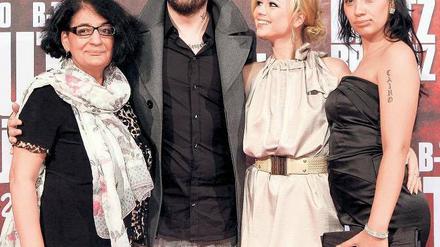 Familienbande. Sido mit Mutter Silvia Würdig (links), Freundin Doreen und Schwester Claudia (rechts) bei der Premiere.