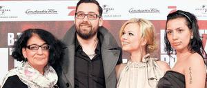 Familienbande. Sido mit Mutter Silvia Würdig (links), Freundin Doreen und Schwester Claudia (rechts) bei der Premiere.