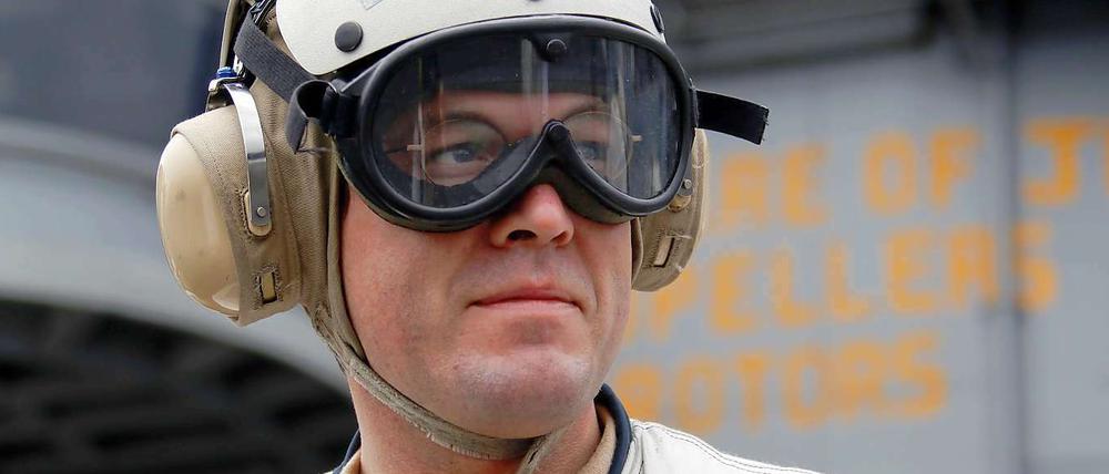 Auch wenn man keine Brille braucht, braucht man als echter Kampfpilot natürlich eine Fliegerbrille: Karl-Theodor zu Guttenberg.