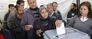 In Damaskus stehen Syrier bei den Kommunalwahlen friedlich an der Wahlurne an. Aus zwei Protestregionen wurde jedoch von anhaltender Gewalt berichtet.