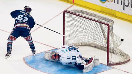 Das Beste zum Schluss. Tyson Mulock verwandelt gegen Mannheim den entscheidenden Penalty.