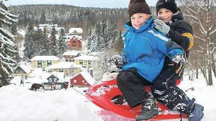 Endlich Schnee. Rodelnde Kinder am Sonntag im Oberharz. Foto: dpa
