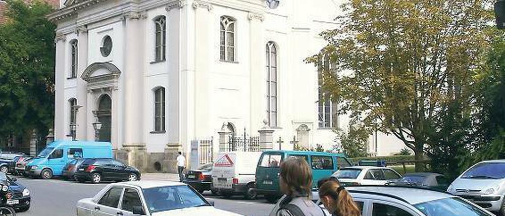 Gekappt. Die Parochialkirche in der Klosterstraße ist einer der wenigen Barockbauten Berlins, der den Krieg überstanden hat. Jetzt soll der Turm wiedererstehen. Foto: Kai-Uwe Heinrich