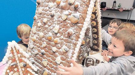 Rares Stück. Es wird weniger Lebkuchen produziert? Nicht überall: Bäckerlehrlinge des Potsdamer Instituts für Getreidewirtschaft haben dieses 25-Kilo-Pfefferkuchen- haus gebaut. Gedacht war es nicht für die Knusperhexe, sondern für Ministerpräsident Platzeck, der es an die Integrations-Kita des Oberlinhauses weiterschenkte. Foto: dpa/Settnik