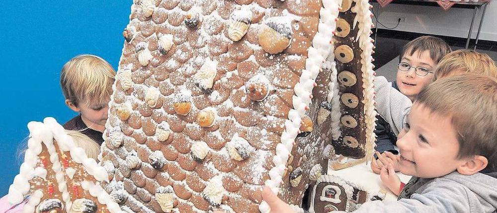 Rares Stück. Es wird weniger Lebkuchen produziert? Nicht überall: Bäckerlehrlinge des Potsdamer Instituts für Getreidewirtschaft haben dieses 25-Kilo-Pfefferkuchen- haus gebaut. Gedacht war es nicht für die Knusperhexe, sondern für Ministerpräsident Platzeck, der es an die Integrations-Kita des Oberlinhauses weiterschenkte. Foto: dpa/Settnik
