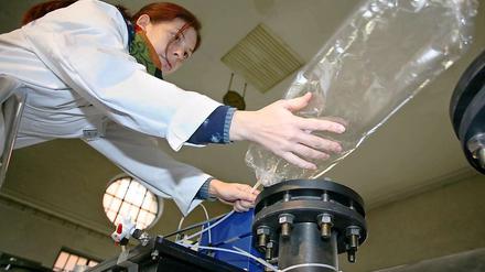 Noch funktioniert es nur im Labor. Regina Schmitt, Mitarbeiterin im Kompetenzzentrum Wasser, entnimmt eine Geruchsprobe aus einem abgetrennten Abwasserkanal.