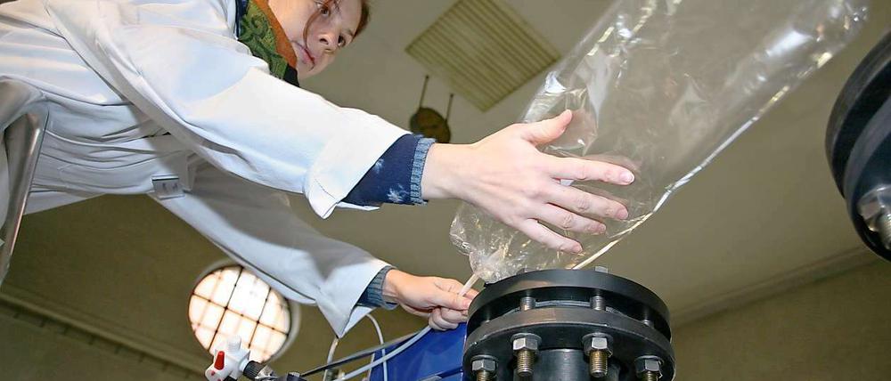 Noch funktioniert es nur im Labor. Regina Schmitt, Mitarbeiterin im Kompetenzzentrum Wasser, entnimmt eine Geruchsprobe aus einem abgetrennten Abwasserkanal.