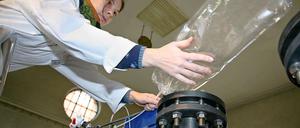 Noch funktioniert es nur im Labor. Regina Schmitt, Mitarbeiterin im Kompetenzzentrum Wasser, entnimmt eine Geruchsprobe aus einem abgetrennten Abwasserkanal.