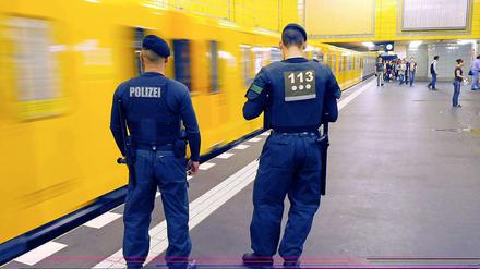 Polizisten am U-Bahnhof. Immer wieder gibt es gewaltsame Übergriffe im Berliner Nahverkehr.