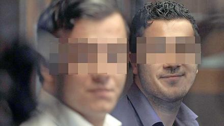 Ahmad A. (li.) und Mustafa U. zählen zu den vier Tätern, die hier bei einer Verhandlung im Landgericht sitzen.