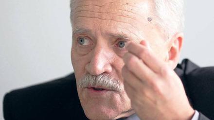 Heinz Fromm (63), ist seit Juni 2000 Präsident des Bundesamtes für Verfassungsschutz. Warum die Bemühungen, die Mitglieder der Terrorzelle zu finden, Ende 2001 eingestellt wurden, sei nicht nachvollziehbar, sagt er.Foto: Kay Nietfeld/dpa