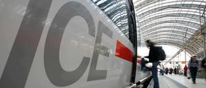 ICE - drei Buchstaben, die den Zugverkehr in Deutschland verändern. Am 2. Juni 1991 nimmt die Deutsche Bahn mit den ersten Intercity-Express-Zügen (ICE) ihre Hochgeschwindigkeitsflotte in Betrieb.