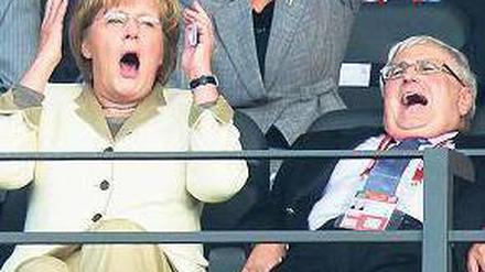 Fußball bewegt: Bundeskanzlerin Angela Merkel und DFB-Präsident Theo Zwanziger beim WM-Vorrundenspiel der deutschen Fußballerinnen gegen Kanada. Foto: dapd