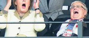 Fußball bewegt: Bundeskanzlerin Angela Merkel und DFB-Präsident Theo Zwanziger beim WM-Vorrundenspiel der deutschen Fußballerinnen gegen Kanada. Foto: dapd