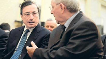 Krisenhelfer unter sich. Mario Draghi sprach erstmals in Berlin – Finanzminister Wolfgang Schäuble (CSU) hörte zu. Foto: dapd