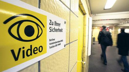 Immer im Blick. Im Gegensatz zu den Bahnhöfen werden die Züge komplett gefilmt. 