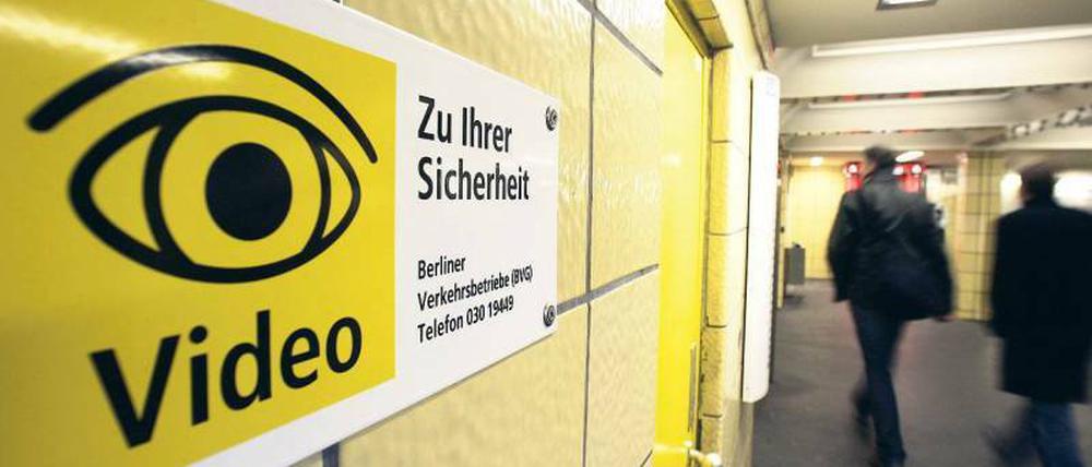 Immer im Blick. Im Gegensatz zu den Bahnhöfen werden die Züge komplett gefilmt.