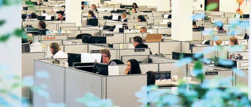 Arbeitsplatz Großraumbüro. Die Dienstleister sitzen oft an abgegrenzten Schreibtischen. In Deutschland arbeiten sie aber selten auf so engem Raum wie ihre US-Kollegen der Bank of America.Foto: Picture Alliance