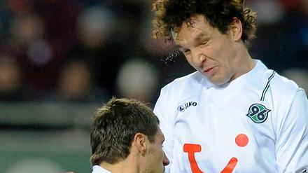 96-Profi Emanuel Pogatetz (r.) setzt sich im Kopfballduell der Innenverteidiger gegen Matthias Abel (l.) durch.
