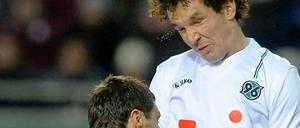 96-Profi Emanuel Pogatetz (r.) setzt sich im Kopfballduell der Innenverteidiger gegen Matthias Abel (l.) durch.