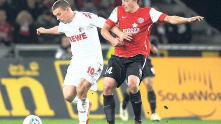 Nicht zu stoppen. Gegen Mainz erzielte Lukas Podolski (links) bereits sein 14. Tor in dieser Saison. Foto: AFP