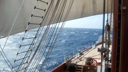 Jetzt bloß nicht seekrank werden! - In der Spitze fährt die Sea Cloud 13 Knoten...
