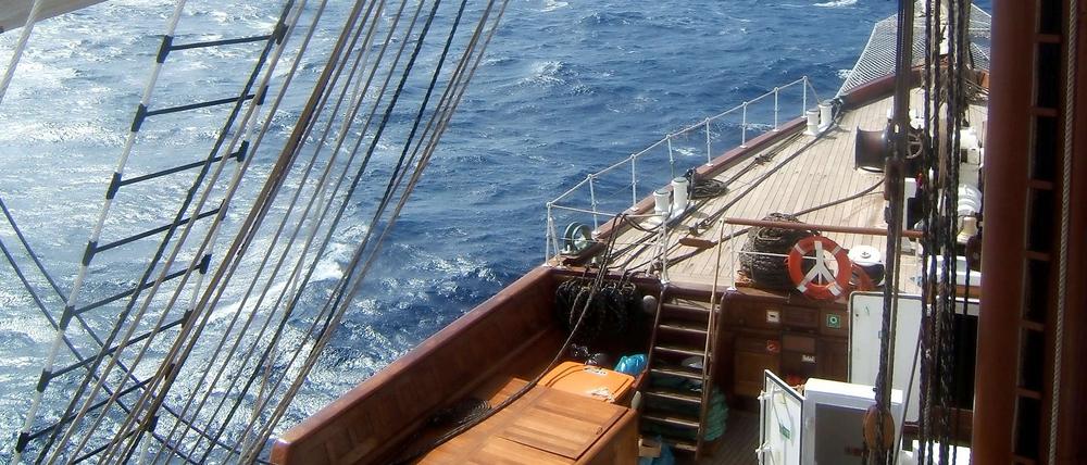 Jetzt bloß nicht seekrank werden! - In der Spitze fährt die Sea Cloud 13 Knoten...