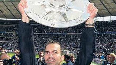 Sein Ding. Markus Babbel feierte mit Hertha den direkten Wiederaufstieg und den Gewinn der Zweitliga-Radkappe. Foto: dapd