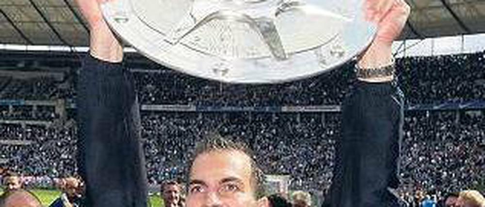 Sein Ding. Markus Babbel feierte mit Hertha den direkten Wiederaufstieg und den Gewinn der Zweitliga-Radkappe. Foto: dapd
