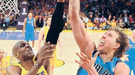 Dirk Nowitzki, 33, geht am 25. Dezember in seine 14. NBA-Saison. In der vergangenen Spielzeit konnte der Basketballer mit den Dallas Mavericks erstmals die Meisterschaft gewinnen. Wegen des langen Arbeitskampfes ist die kommende Saison von 82 auf 66 Partien verkürzt, Dallas hat sich mit Lamar Odom (links) von den Lakers verstärkt. Foto: dapd
