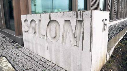 Schwere Last. Es regnete am Mittwoch an der Solon-Zentrale in Berlin-Adlershof. Allein dort müssen mehr als 500 Mitarbeiter um ihren Job bangen. 