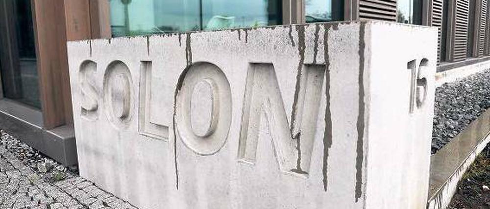 Schwere Last. Es regnete am Mittwoch an der Solon-Zentrale in Berlin-Adlershof. Allein dort müssen mehr als 500 Mitarbeiter um ihren Job bangen.