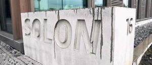 Schwere Last. Es regnete am Mittwoch an der Solon-Zentrale in Berlin-Adlershof. Allein dort müssen mehr als 500 Mitarbeiter um ihren Job bangen. 